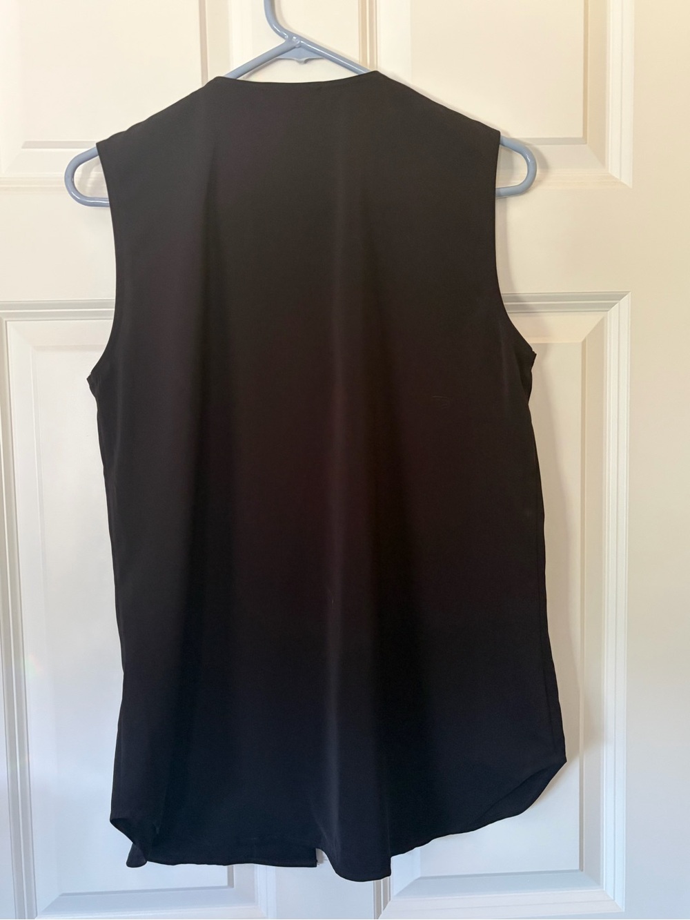 Black Sleeveless Button-Front Collared Shell - Picture 4 of 4